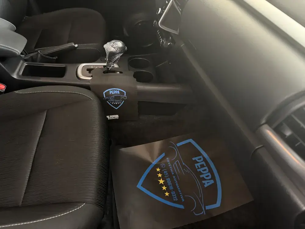 Interior de veículo com tapete bordado com a marca Peppa