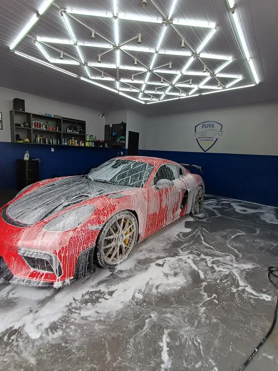 Lavagem com espuma de um Porsche vermelho no estúdio da Peppa