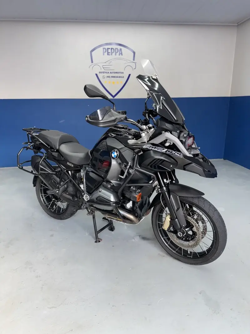Motocicleta BMW preta no estúdio da Peppa Estética Automotiva