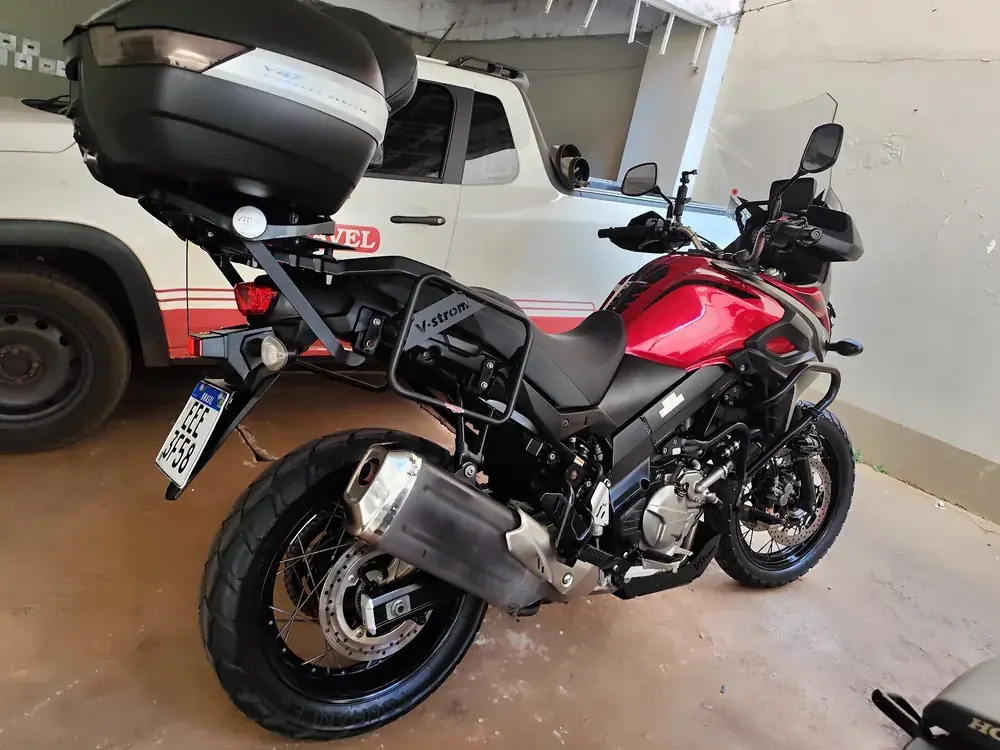 Motocicleta vermelha com baú, foto publicada por cliente