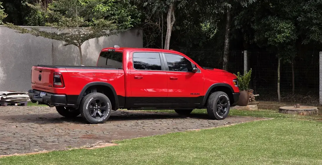 Picape RAM vermelha estacionada no gramado